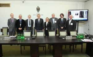 3.11.2013 r.; komisja konkursowa; na fotografii od lewej: Jacek Mirecki, Robert Kubaś, Stanisław Włodarz, Jan Wyrowiński, Agata Karwowska-Sokołowska, Janusz Kuligowski, Konrad Komornicki, Zdzisław Kurzyński; foto. Katarzyna Czerwińska