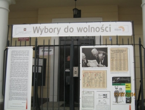 Wystawa pt. „Wybory do Wolności” przed wejściem do Archiwum Państwowego w Białymstoku, foto A. Figura-Tomaka