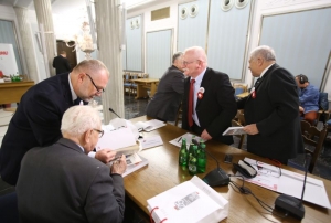 08.11.2014 r., konferencja Nasi w Sejmie i w Senacie, na fotografii od lewej, tyłem: Andrzej Wielowieyski, Jacek Michałowski, Bogdan Borusewicz, dalej: Marek Rutkowski, Leonard Szymański, fot. M. Józefaciuk