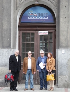 24.04.2014 r.; wizyta w Fundacji Centrum Dokumentacji Czynu Niepodległościowego „Sowiniec”; na fotografii od lewej: Janusz Kuligowski, Maciej Pindelski, Robert Kubaś, Justyna Orysiak; foto. Michał Zaremba