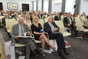 23.06.2015 r., V seminarium „Archiwa Przełomu 1989-1991”, na fotografii uczestnicy seminarium, w pierwszym rzędzie od lewej: Piotr Łukasz Juliusz Andrzejewski, Agata Karwowska-Sokołowska, Henryk Sikora, fot. Michał Józefaciuk