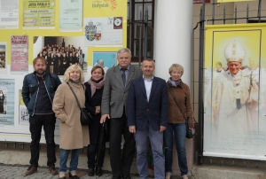 5.10.2016 r., wizyta w Archiwum Państwowym w Białymstoku, wejście do budynku archiwum, na fotografii od lewej: Michał Zaremba, Teresa Olszewska, Agnieszka Figura-Tomaka, Janusz Kuligowski, Marek Kietliński, Teresa Grabczyńska, fot. Kancelaria Prezydenta RP.