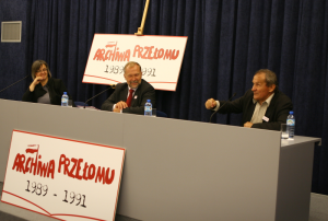 9.06.2011 r.; prezentacja projektu Archiwa Przełomu 1989 -1991; od lewej: Ewa Polkowska, Jacek Michałowski, Henryk Wujec; foto. Justyna Orysiak