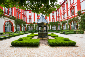 Dziedziniec siedziby Zakładu Narodowego im. Ossolińskich we Wrocławiu; fot. Ossolineum